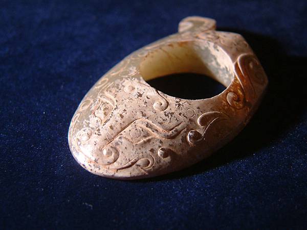 戰國青玉饕餮紋韘形珮二 (3).JPG 戰國青玉饕餮紋韘形珮二 (3).JPG