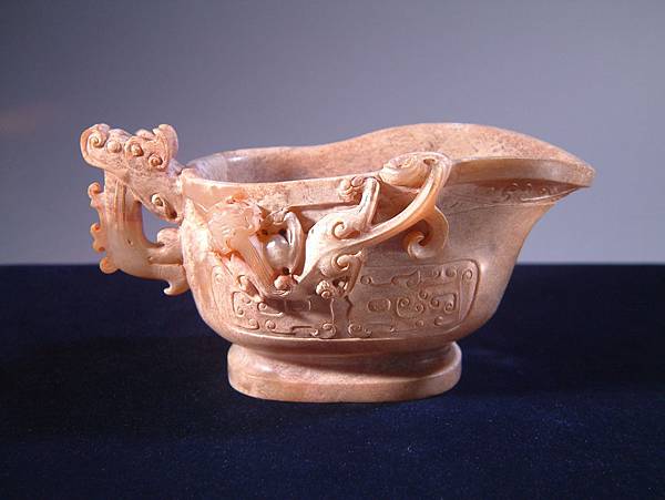 西漢白玉攀螭饕餮紋觥 (1).JPG 西漢白玉攀螭饕餮紋觥 (1).JPG