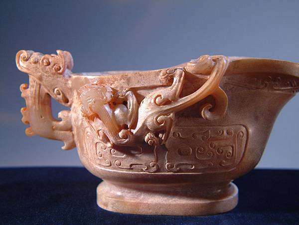 西漢白玉攀螭饕餮紋觥 (6).JPG 西漢白玉攀螭饕餮紋觥 (6).JPG