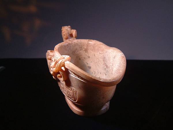 西漢白玉攀螭饕餮紋觥 (2).JPG 西漢白玉攀螭饕餮紋觥 (2).JPG
