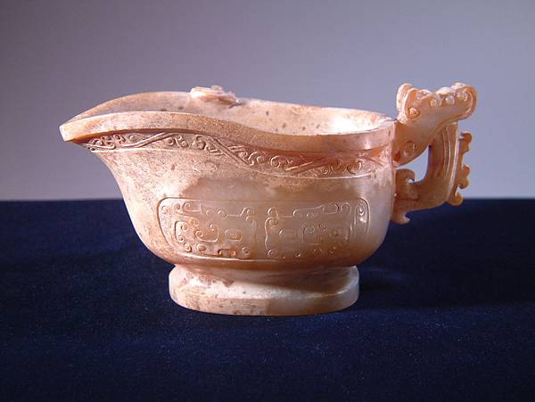 西漢白玉攀螭饕餮紋觥.JPG 西漢白玉攀螭饕餮紋觥.JPG