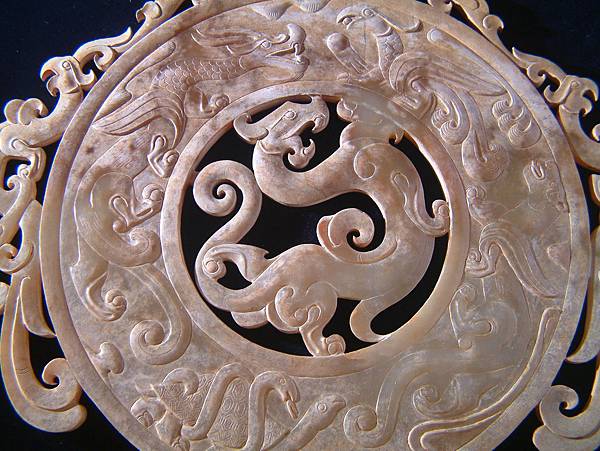 西漢白玉四靈出廓璧 (1).JPG 西漢白玉四靈出廓璧 (1).JPG