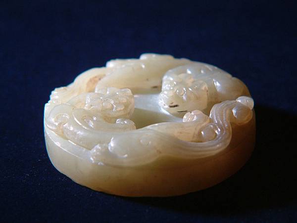 西漢青玉雙螭紋劍首 (8).JPG 西漢青玉雙螭紋劍首 (8).JPG