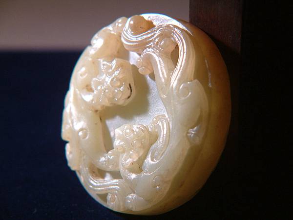 西漢青玉雙螭紋劍首 (19).JPG 西漢青玉雙螭紋劍首 (19).JPG