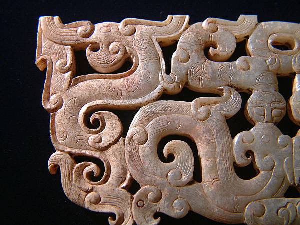 戰國青玉楚式鏤雕龍鳳紋珮 (9).JPG 戰國青玉楚式鏤雕龍鳳紋珮 (9).JPG