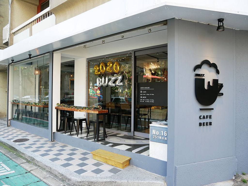 BUZZ Cafe & Beer 巴支_110704.JPG