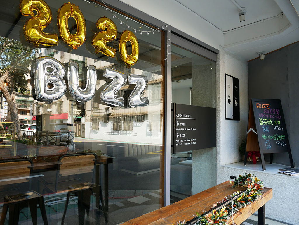 BUZZ Cafe & Beer 巴支_110715.JPG