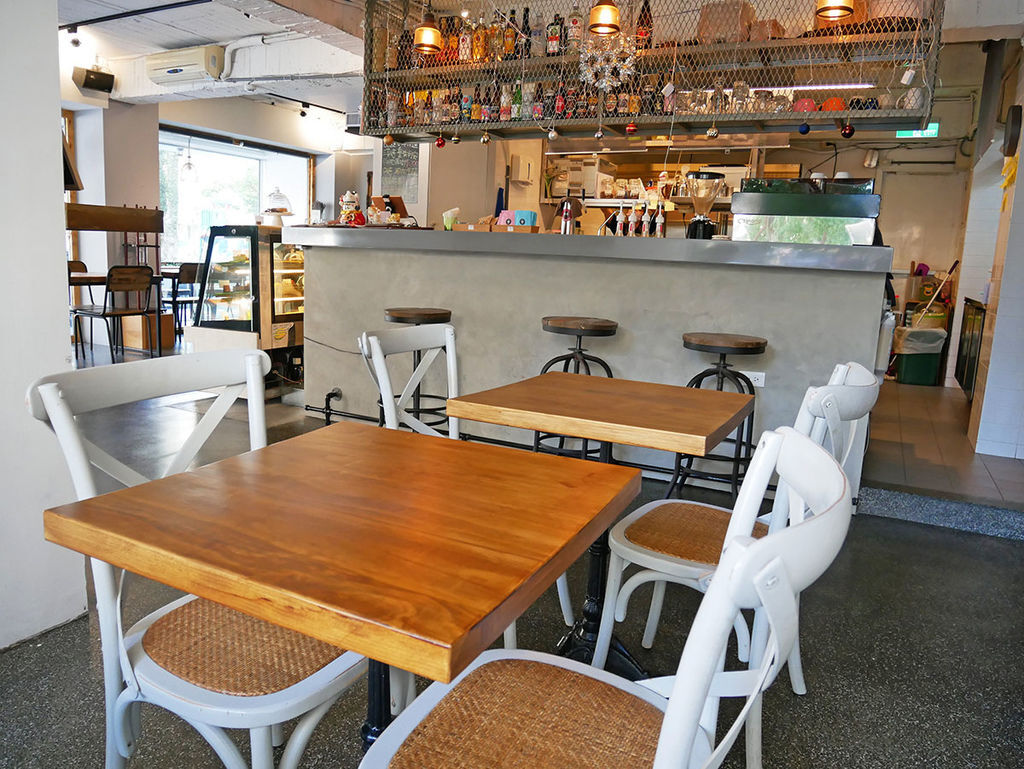 BUZZ Cafe & Beer 巴支_用餐區_112439.JPG