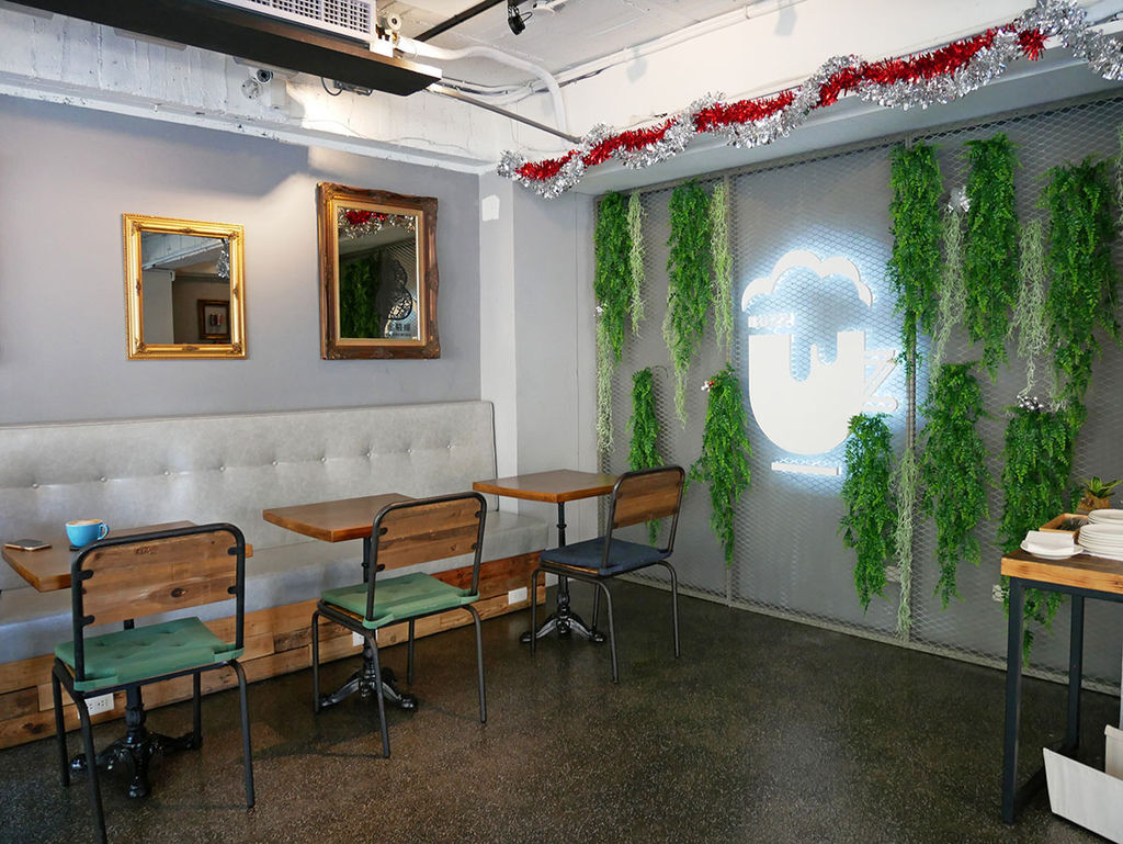 BUZZ Cafe & Beer 巴支_用餐區_112211.JPG