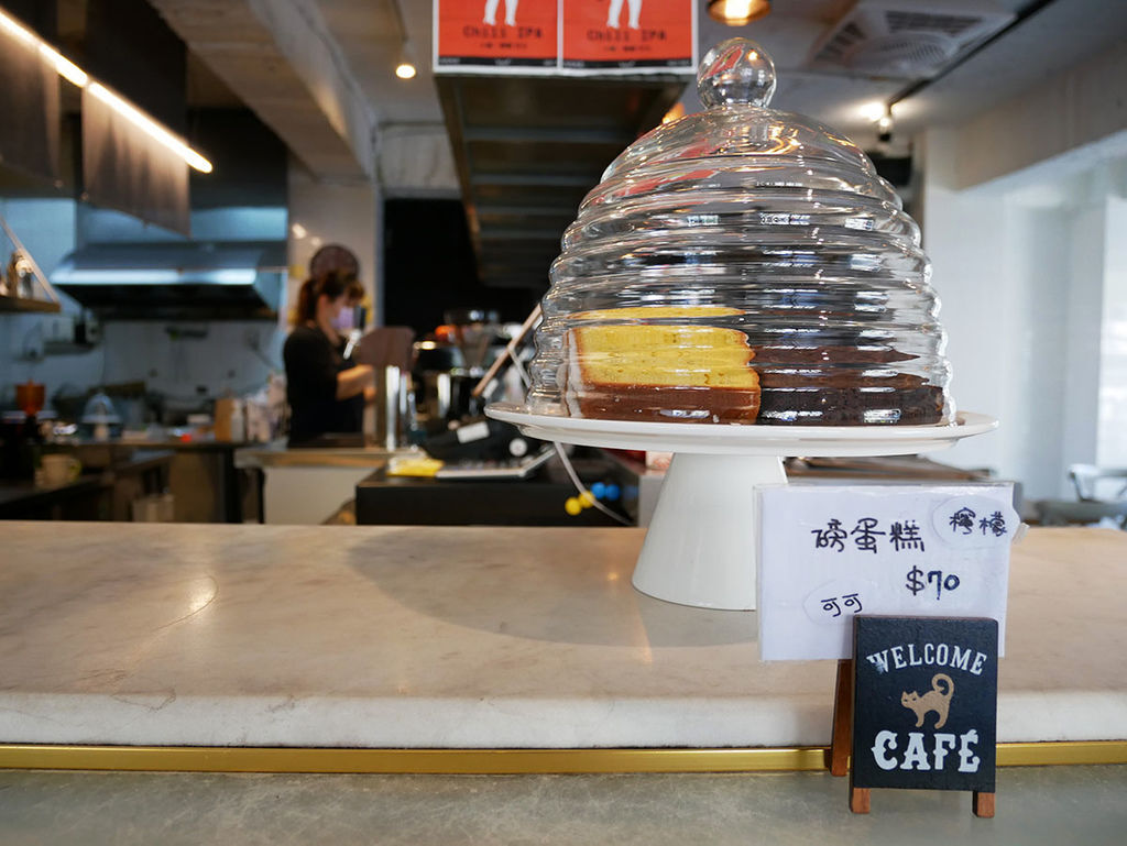 BUZZ Cafe & Beer 巴支_蛋糕櫃_112301.JPG