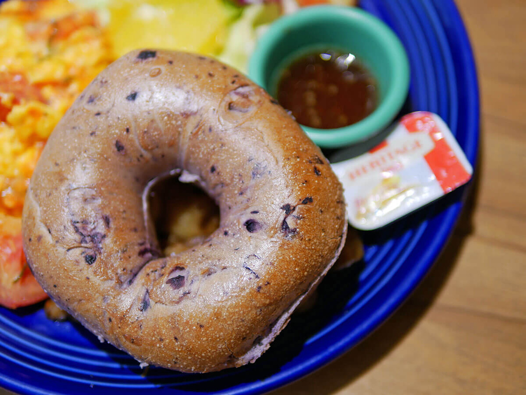 N.Y. BAGELS CAFE_諾利塔義式番茄羅勒炒蛋早午餐_藍莓貝果_121557.JPG