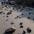 前往Puno的路上遇到其他城市抗議民眾用石頭阻擋了馬路，使我們必須在海拔接近四千公尺的地方背著重裝走路進城...
