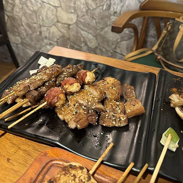 【美食】士林串燒⎜士林夜市新開幕串燒店🍢🥓獨門調味超級不得了