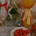 代表Easter的東西-彩蛋.特別的蠟燭.紅蛋.特別的麵包