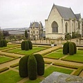 城堡中，安茹公爵(duc d\'Anjou)建的一個小禮拜堂(Chapelle)與法式庭園