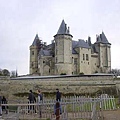 山丘上，籬笆後的是索謬爾 (Saumur)白色古堡