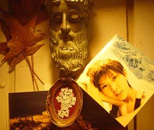 「書桌前，希臘海神像旁......」