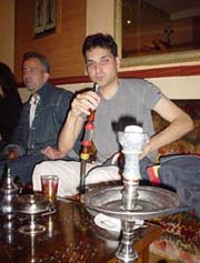 法國朋友文生，到Montparnasse旁，嘗試抽阿爾及利亞水煙的情形