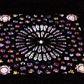 如萬花筒般色彩斑斕的北側彩繪玫瑰窗