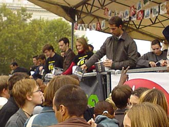 「嘿!!每個人都有別擠!別擠!!」