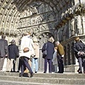 大教堂 正門的觀光客