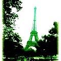 城市裡，有點疲憊的人與微恙的巴黎鐵塔.....