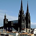 高聳的黑色聖母大教堂(Cathedral Notre-Dame de L'Assomption)