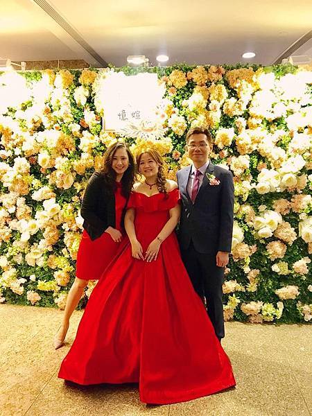 台北遠東香格里拉,婚禮後,主持人與新人合照 台北遠東香格里拉,婚禮後,主持人與新人合照