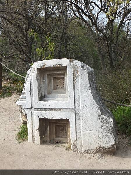 雅典娜神廟天花的飾板遺跡(原址原件保留)