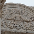 內牆正面刻有蛇髮女妖梅杜莎(Medusa)浮雕,以保護神殿(The Hadrian Temple)