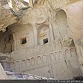 近看黑暗教堂,是少有外觀石壁上即有簡單彩飾的洞窟教堂(Goreme Open Air Museum)