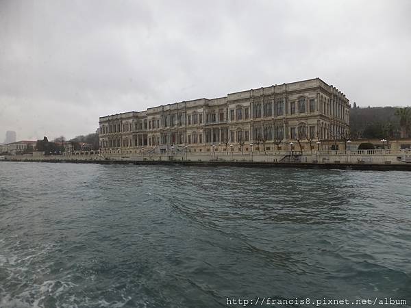 徹拉安宮,是建於1863-1867年的鄂圖曼帝國宮殿,1910年遭大火燒毀。目前已改建為五星級的凱賓斯基酒店(左岸)