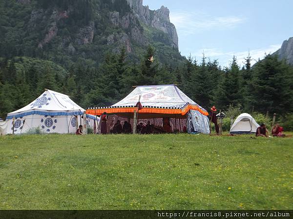它不是牧民的帳篷,不是給遊客體驗的活動旅館,它是喇嘛的校外教學吔