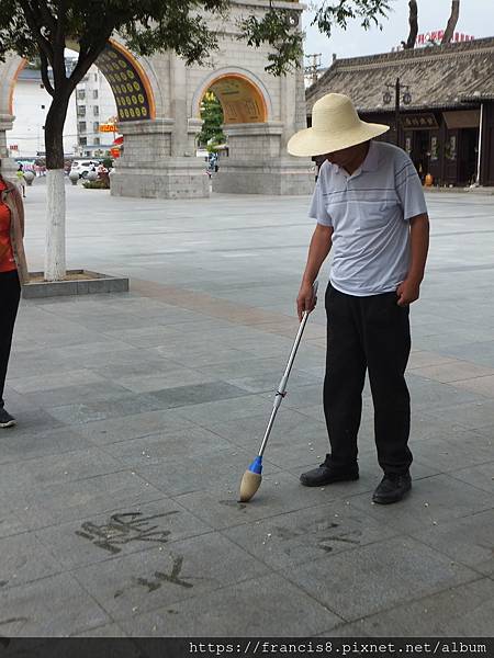 廣場上的老者,以特製的毛筆沾水,在地磚上寫出各種詩詞