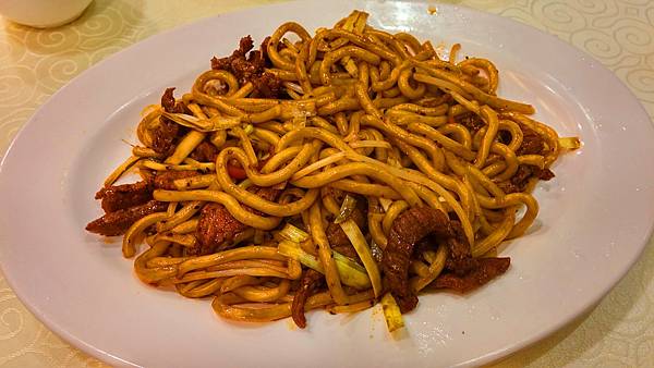 Fried udon noodle with beef