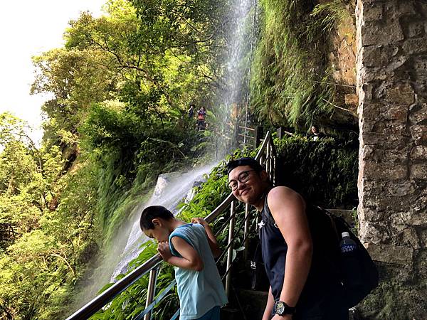 與銀河洞瀑布小鬼.JPG 與銀河洞瀑布小鬼.JPG