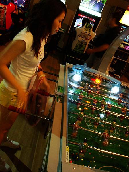 耶~~我一直很想玩的foosball耶!!!