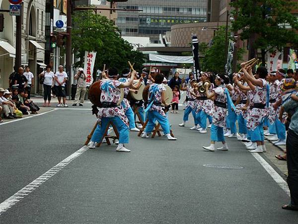 太鼓祭會在小倉城周圍馬路上舉行