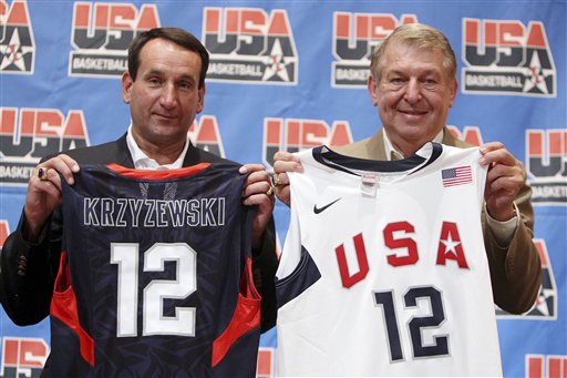 "K教練"Mike Krzyzewski是2012年美國男籃奧運的總教練,原本是杜克大學教練的他,帶領著這批年輕的天之驕子,抵抗各國好手的挑戰,為美國贏得英國倫敦奧運的金牌!