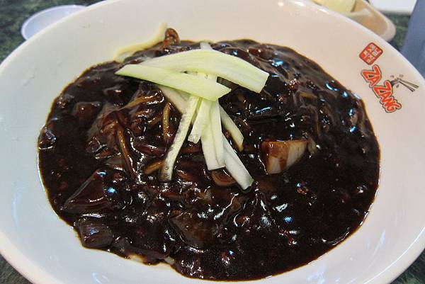 韓式 ˋ炸醬麵，黑不拉機的，但還不錯吃