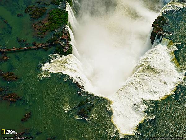 鳥瞰位於巴西-阿根廷邊界的伊瓜蘇瀑布。