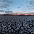 特科帕位於加州莫哈威沙漠肖松尼南部數英里處。這裏以溫泉著稱。晚春時分，湖泊乾旱後產生的龜裂成為攝影師的最愛。這張照片用12毫米廣角鏡頭拍攝，相機位置接近地面，拍攝時間是傍晚。