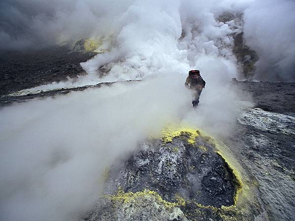 俄羅斯堪察加半島，一名執行考察任務的火山學家正在穆特洛夫斯基火山地區跋涉，四周被蒸汽環繞。蒸汽由加熱的地下水和上升的火山氣體形成的噴氣孔噴出。堪察加半島是世界上火山活動最活躍的地區之一，座落著29座活火山。