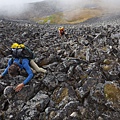 美國阿拉斯加州布魯克斯山脈的阿裏格特奇峰（Arrigetch Peaks），登山愛好者安德魯-斯庫爾卡和羅曼-迪爾正在朝頂峰進發。斯庫爾卡說：“這裏的花崗岩就好像坐在翹翹板上一樣，隨時都有可能滾下來。”