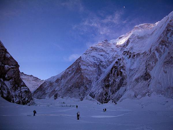 黎明時分的珠穆朗瑪峰，銀色的月光灑落在西庫姆冰鬥上。