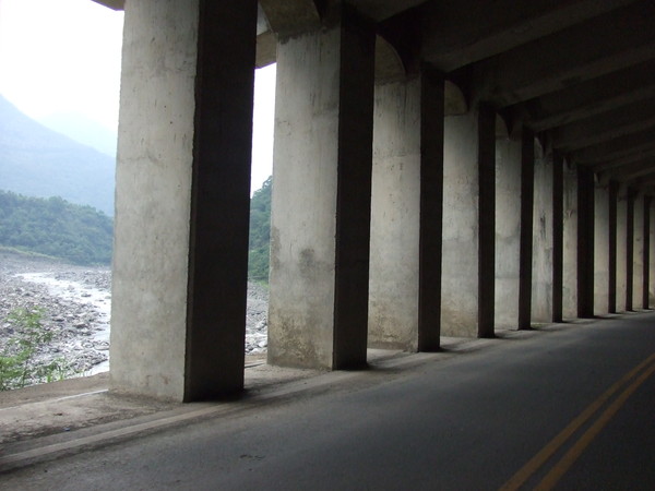 路上經過的通風隧道