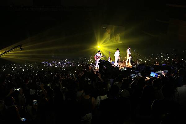 宇宙人007月亮舞台.JPG 宇宙人007月亮舞台.JPG