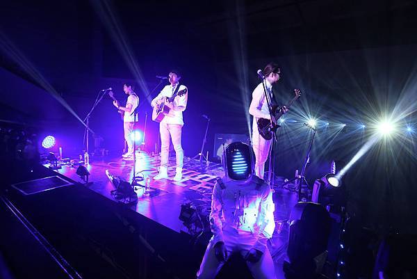 宇宙人008-2兩人雨天.jpg 宇宙人008-2兩人雨天.jpg