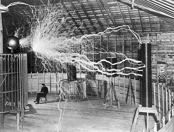 Nikola_Tesla,_with_his_equipment_EDIT.jpg