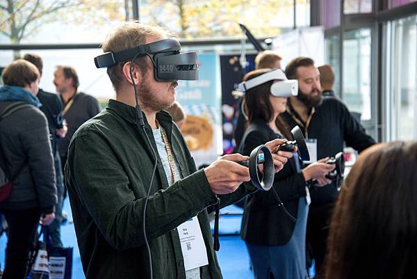 man-wearing-vr-headset-4.jpg man-wearing-vr-headset-4.jpg